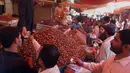 Aktivitas jual beli kurma sebagai persiapan untuk bulan suci Ramadan di sebuah pasar grosir di Karachi, Pakistan pada 5 Mei 2019.  Buah khas Timur Tengah, kurma, selama Bulan Ramadan ramai diburu untuk dihidangkan saat berbuka puasa. (AP Photo/Fareed Khan)