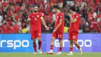 Kapten Timnas Indonesia, Jordi Amat (kiri) berbicara dengan dua rekannya, Justin Hubner (tengah) dan Nathan Tjoe-A-On saat menghadapi Irak pada laga Grup F putaran kedua Kualifikasi Piala Dunia 2026 zona Asia di Stadion Utama Gelora Bung Karno (SUGBK), Senayan, Jakarta, Kamis (6/6/2024). (Bola.com/M Iqbal Ichsan)