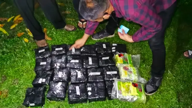 Direktur Reserse Narkoba Polda Riau Komisaris Besar Suhirman menghitung barang bukti sabu yang diungkap jajarannya.