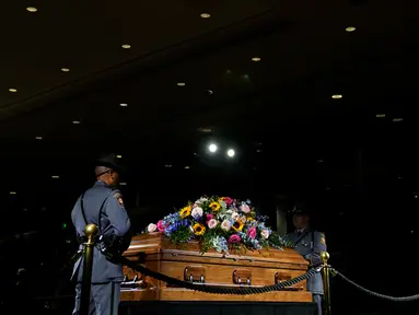 Seorang penjaga kehormatan Patroli Negara Bagian Georgia berdiri saat masyarakat memberikan penghormatan kepada mantan ibu negara Rosalynn Carter di Perpustakaan dan Museum Kepresidenan Jimmy Carter, Atlanta, Georgia, Amerika Serikat (AS), Senin (27/11/2023). Rosalynn Carter meninggal dunia pada 19 November 2023 di usia 96 tahun. (AP Photo/Brynn Anderson, Pool)