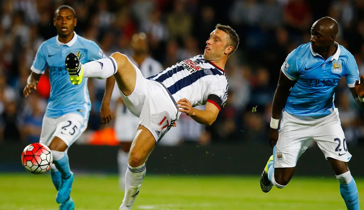 Penyerang West Brom Rickie Lambert (tengah) saat beraksi melawan Manchester City di The Hawthorns Stadium, markas West Bromwich Albion, Inggris,  Senin (10/8/2015). Manchester City menang telak dengan skor 3-0 atas West Brom. (Reuters/Darren Staples)