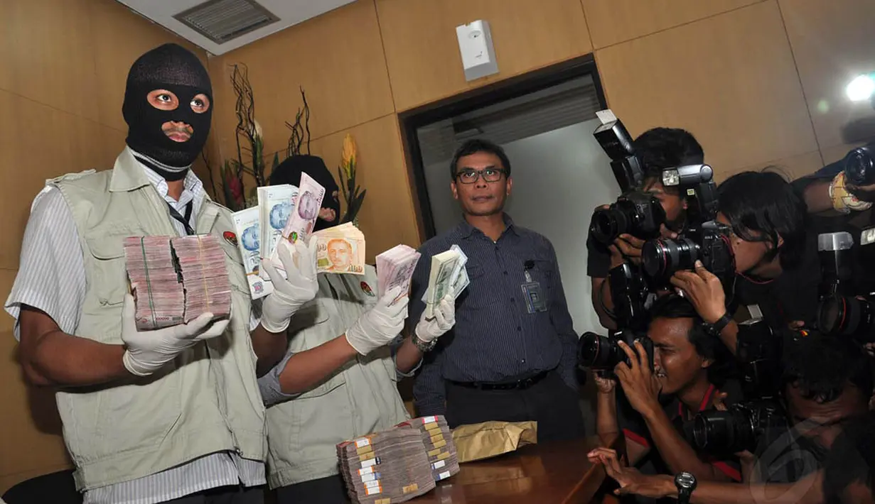 Pada aksi tangkap tangan kali ini, KPK menggelandang terduga korupsi Gubernur Riau Annas Maamun beserta 8 orang lainnya, Jakarta, (26/9/14). (Liputan6.com/Miftahul Hayat) 