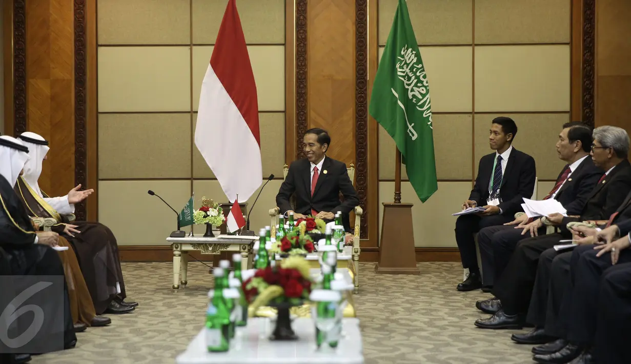 Presiden Joko Widodo (Jokowi) menerima Menteri Luar Negeri Arab Saudi, Adel al-Jubeir di sela pertemuan KTT Luar Biasa OKI di Jakarta, Senin (7/2/2016). (Liputan6.com/Faizal Fanani)