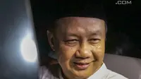 Mantan Kepala BPPN, Syafruddin Arsyad Temenggung tersenyum sesaat jelang meninggalkan Rutan KPK, Jakarta, Selasa (7/9/2019). Sebelumnya, Majelis Hakim Pengadilan Tipikor Jakarta menjatuhi vonis 13 tahun penjara dan denda Rp700 juta. (Liputan6.com/Helmi Fithriansyah)