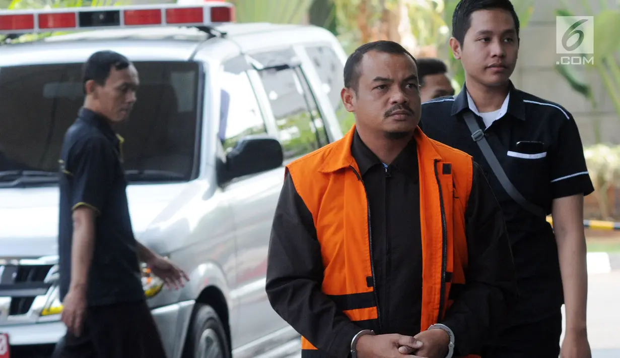 Ekspresi pengusaha Abu Bakar akan menjalani pemeriksaan penyidik di Gedung KPK, Jakarta, Senin (5/8/2019). Abu Bakar diperiksa sebagai tersangka terkait suap izin prinsip dan lokasi pemanfaatan laut, proyek reklamasi di wilayah pesisir dan pulau pulau kecil Kepri 2018-2019. (merdeka.com/Dwi Narwoko)