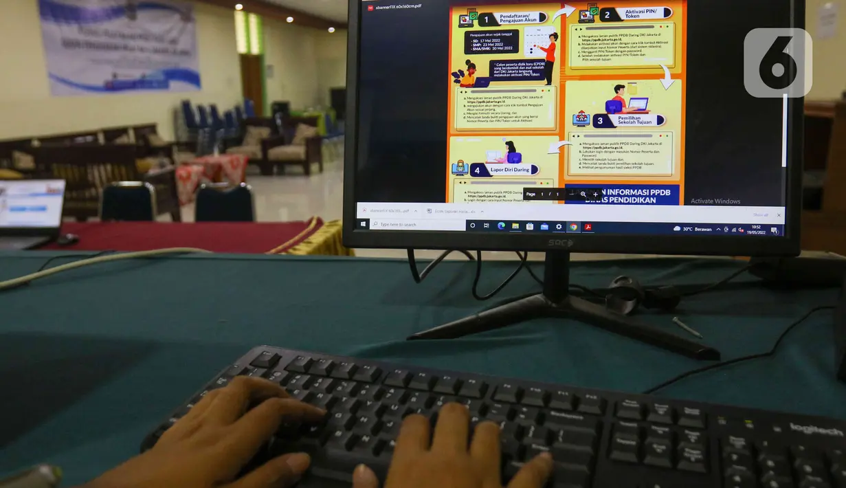 Petugas memperlihatkan alur pendaftaran Penerimaan Peserta Didik Baru (PPDB) di Posko Pelayanan PPDB 2022 di SMA Negeri 70, Jakarta, Kamis (19/5/2022). Pemprov DKI Jakarta telah membuka tahapan pra pendaftaran pada proses Penerimaan Peserta Didik Baru (PPDB) 2022 dari jenjang Sekolah Dasar (SD) hingga Sekolah Menengah Atas (SMA). (Liputan6.com/Herman Zakharia)