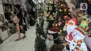 Pengunjung memilih pernak-pernik atau hiasan Natal di salah satu toko di Pasar Asemka, Jakarta, Senin (12/12/2022). Menurut salah satu pedagang, warga khususnya umat Kristiani mulai ramai berburu pernak-pernik Natal dan Tahun Baru sejak pertengahan November lalu. (merdeka.com/Iqbal S. Nugroho)