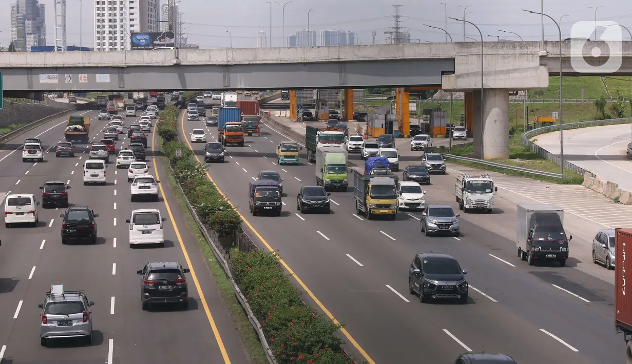 Kendaraan melintasi ruas tol Jakarta-Merak, Tangerang, Sabtu (18/12/2021). Pemerintah menerapkan sejumlah syarat perjalanan darat bagi penumpang atau pengguna moda transportasi darat selama libur Natal dan Tahun Baru 2022 (Nataru), salah satunya menunjukkan kartu vaksin. (Liputan6.com/Angga Yuniar)