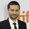 Tobey Maguire dan Jennifer Meyer Resmi Cerai Setelah Hampir 10 Tahun Pisah