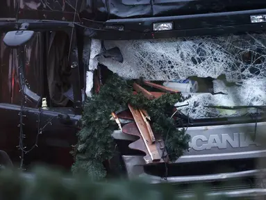 Kaca depan truk rusak parah usai menabrak Pasar Natal di Berlin, Jerman, Selasa (20/12). Akibat kejadian ini, dikabarkan 12 orang tewas dan 48 orang terluka. (REUTERS / Hannibal Hanschke)