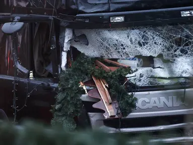 Kaca depan truk rusak parah usai menabrak Pasar Natal di Berlin, Jerman, Selasa (20/12). Akibat kejadian ini, dikabarkan 12 orang tewas dan 48 orang terluka. (REUTERS / Hannibal Hanschke)