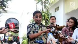 Idrus Marham menyerahkan surat pengunduran dirinya sebagai Menteri Sosial kepada Presiden Jokowi di Istana, Jakarta, Jumat (24/8). (Liputan6/Pool/Gar)