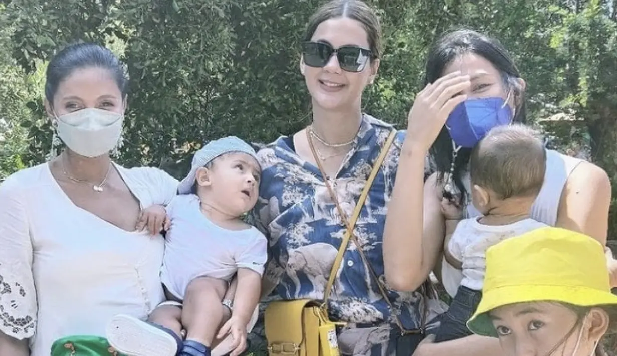 Paula pun memadukan one set tersebut dengan handbag kuning dan berbagai aksesori seperti Necklace double, anting, dan sungless. Dok. Tangkapan layar Instagram Paula