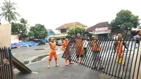 Puing Sisa Kebakaran Polsek Ciracas Mulai Dibersihkan PPSU
