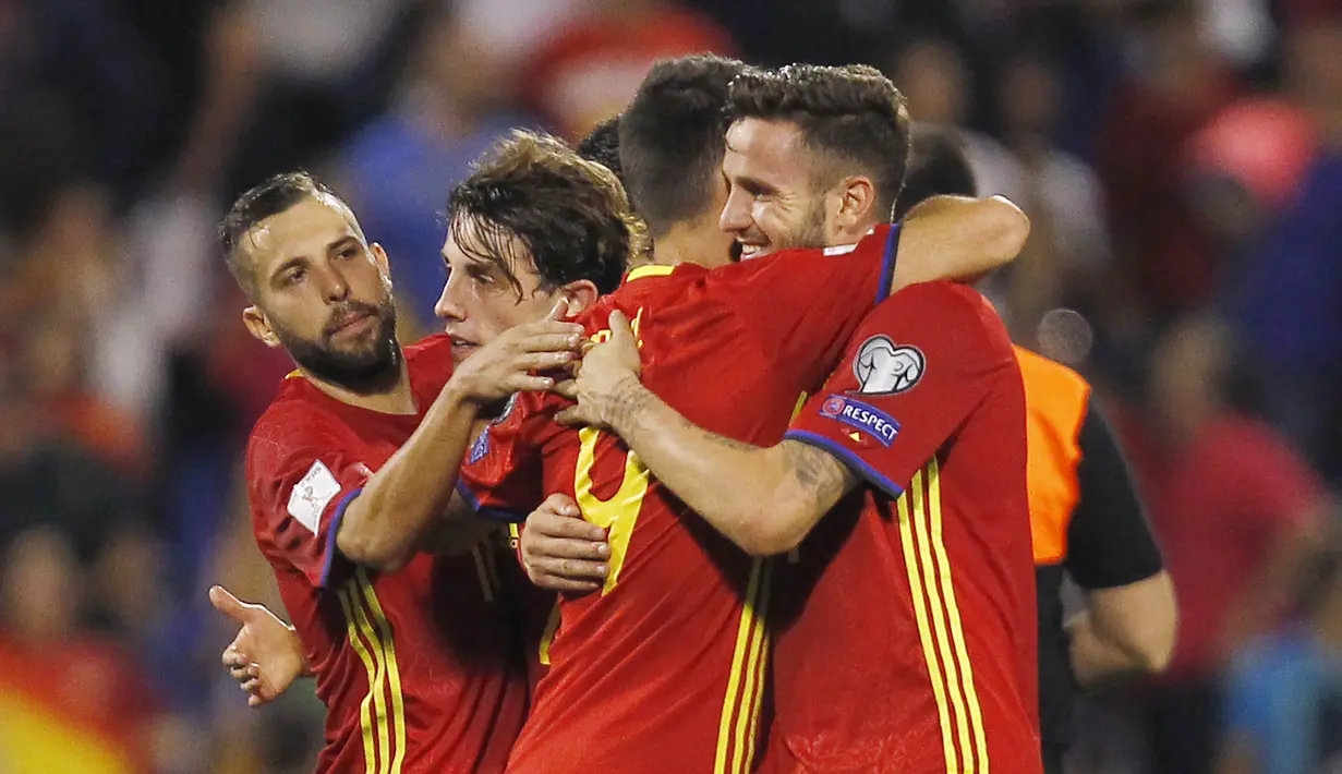 Para pemain Spanyol merayakan kemenangan atas Albania pada laga Kualifikasi Piala Dunia 2018 di Stadion Rico Perez, Jumat (6/10/2017). Spanyol menang 3-0 atas Albania. (AP/Alberto Saiz)