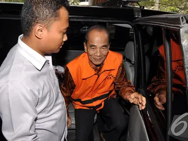 Gubernur Riau non aktif Annas Maamun memenuhi panggilan KPK, Jakarta, Selasa (4/11/2014). (Liputan6.com/Miftahul Hayat)