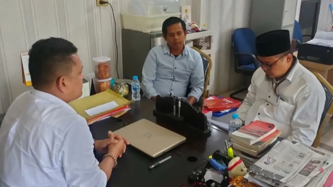 Mantan Ketua KPU Bengkalis yang (pakai peci) yang didakwa melakukan korupsi dana hibah pemilihan kepala daerah dibebaskan hakim karena dakwaan JPU tidak jelas, tidak cermat dan tidak lengkap.