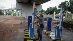 Pekerja mengecek pintu parkir di lahan yang dijadikan park and ride untuk stasiun MRT (Moda Raya Terpadu) Lebak Bulus, Jakarta, Selasa (20/3). Dua stasiun MRT dilengkapi dengan park and ride untuk fasilitas penumpang. (Liputan6.com/Faizal Fanani)
