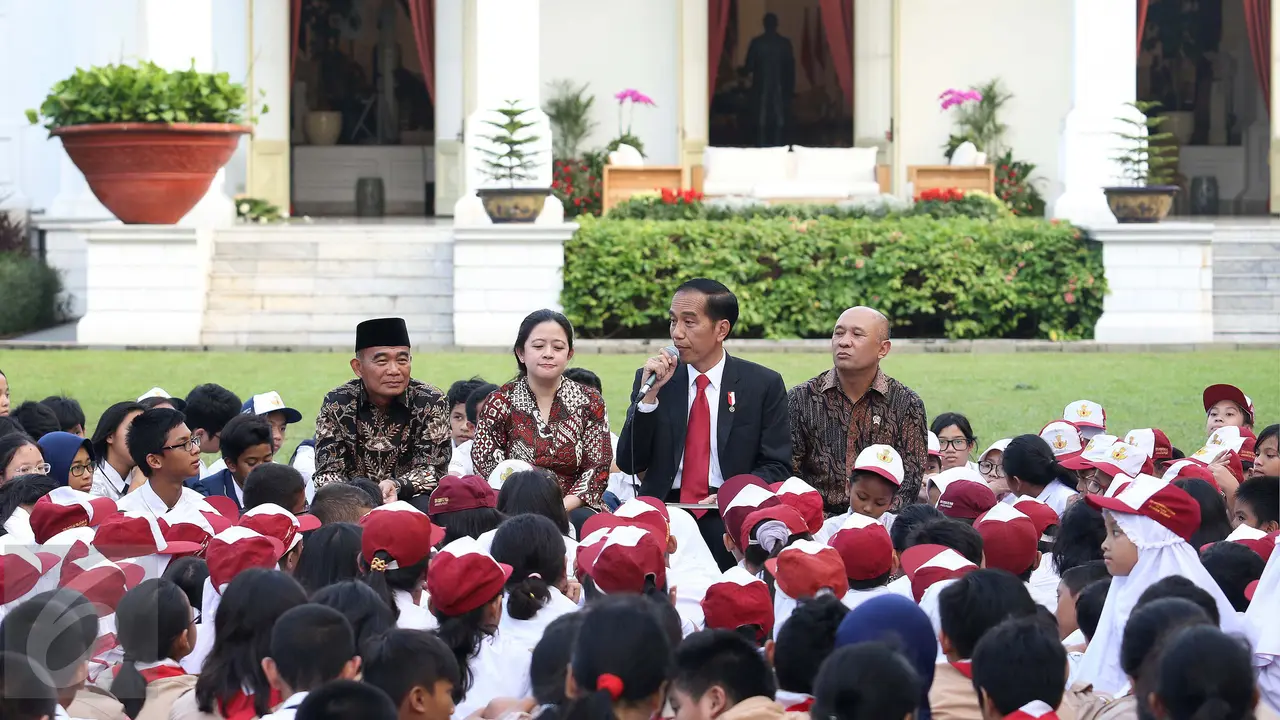 Gaya Jokowi saat Mendongeng Lutung Kasurung di Hari Buku Nasional
