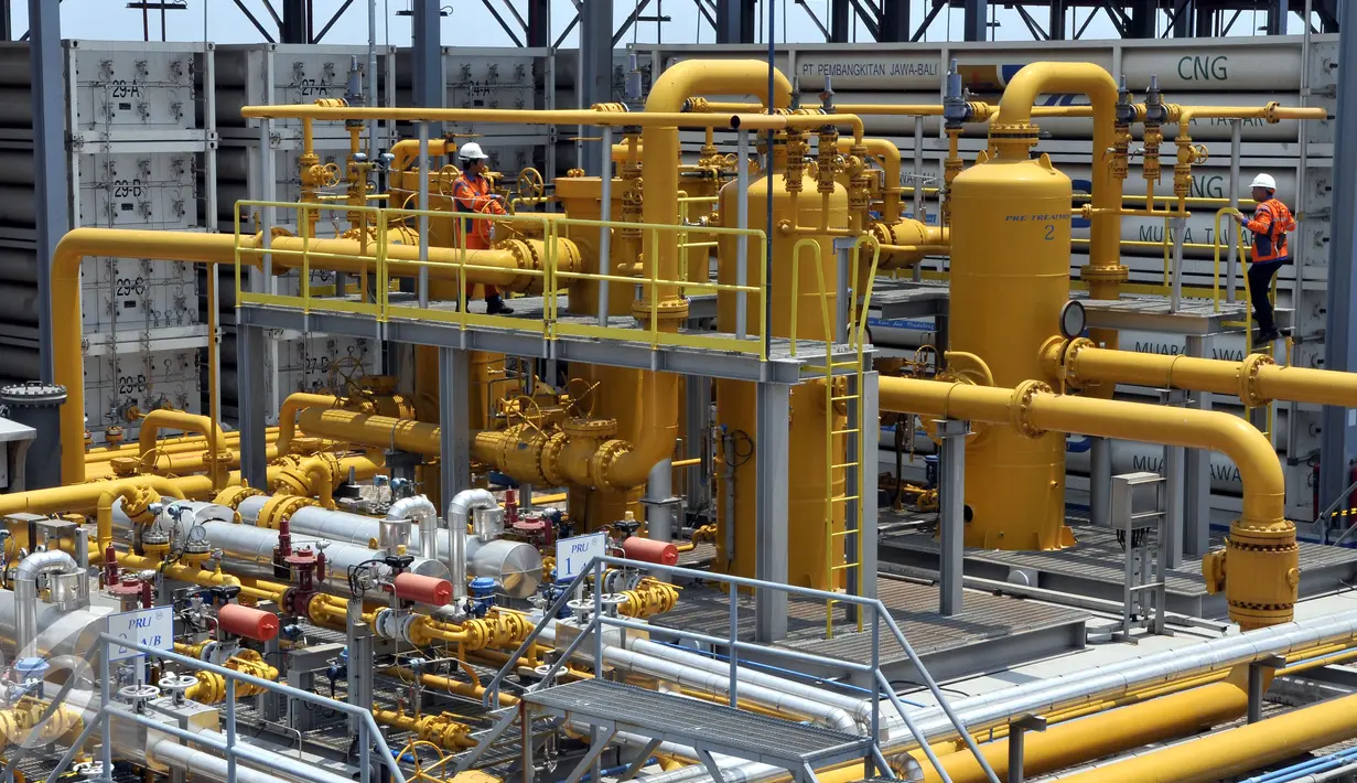 Teknisi mengawasi pengoperasian instalasi produksi tekanan gas di Compressed Natural Gas (CNG), Bekasi, Selasa (8/9/2015). CNG Plantt berkontribusi 5-10 % terhadap total daya listrik 2045 MW menjadi 20-30 % pada tahun 2016. (Liputan6.com/Johan Tallo)