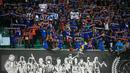 Suporter Aremania memadati Stadion Maguwoharjo saat pertandingan 8 besar Piala Jenderal Sudirman antara Arema melawan Pusamania, Sleman, Selasa (22/12/2015). Arema menang 5-4 melalui adu pinalti setelah kedua tim bermain imbang 2-2. (Foto:Boy Harjanto)
