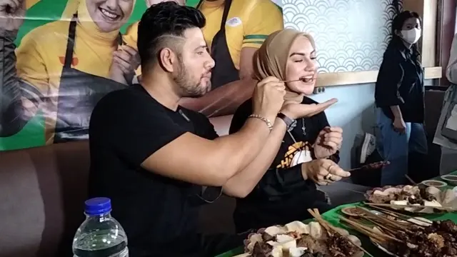 Ammar Zoni dan Irish Bella membuka restoran Sate Maranggi