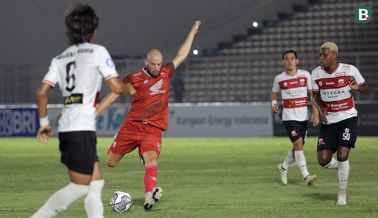 Pemain PSM Makassar, Anco Jansen (tengah) berusaha menendang bola ke gawang Madura United dalam pertandingan BRI Liga 1 2021/2022 antara Madura United melawan PSM Makassar di Stadion Madya, Jakarta, Minggu (12/9/2021). Pertandingan berakhir imbang 1-1. (Foto: Bola.com/Ikhwan Yanuar)