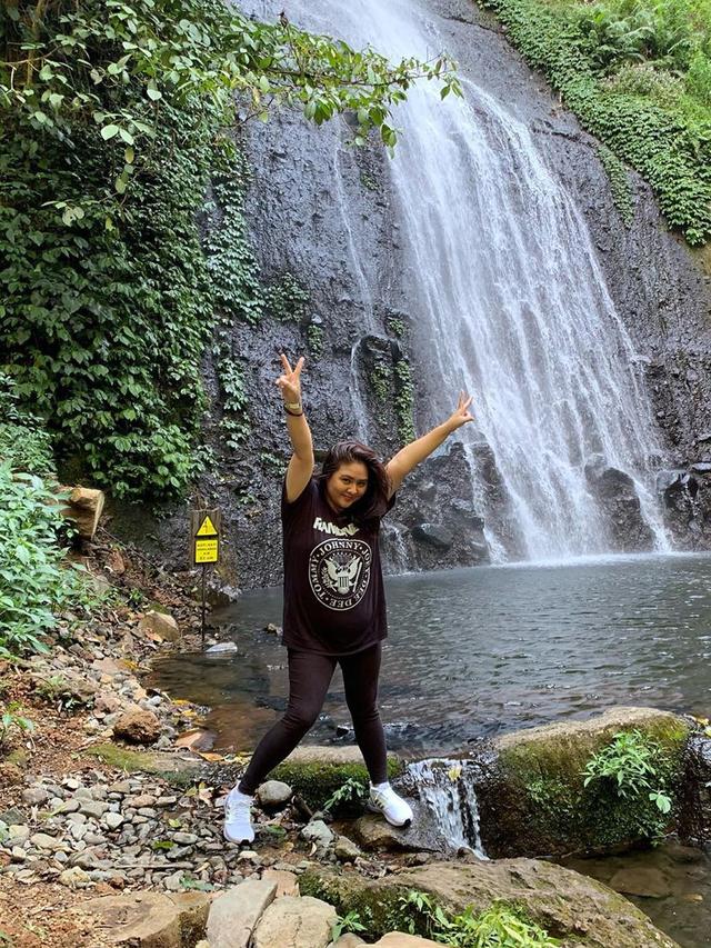 Main Ke Air Tenjun Ini 7 Momen Liburan Audy Item dan Iko Uwais