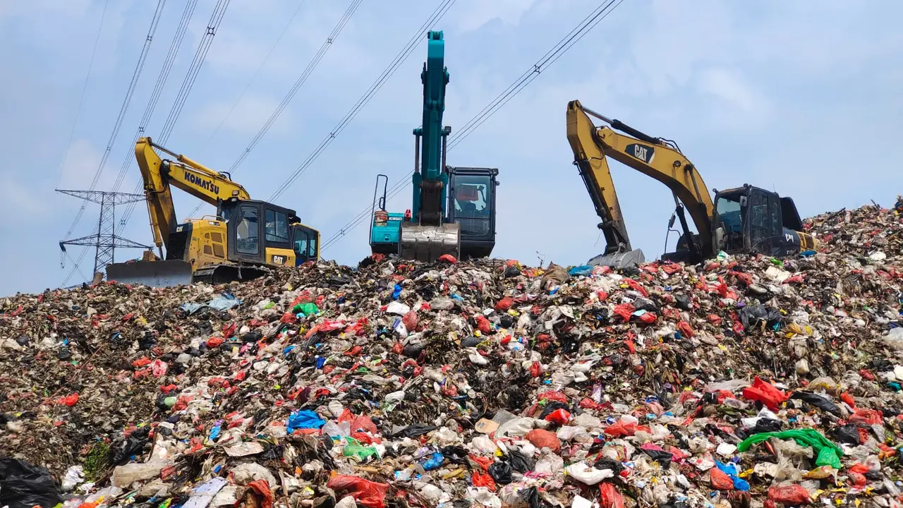 Manuver Sempit Hingga Longsor Sampah TPA Cipayung Jadi Pekerjaan Rumah Pemerintah Kota Depok