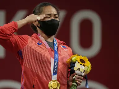 Sejak keikutsertaan Filipina di Olimpiade 1924, tepatnya 97 tahun yang lalu, akhirnya Filipina mampu meraih medali emas pertamanya di Olimpiade Tokyo 2020. Adalah Hidilyn Diaz, atlet angkat besi putri di kelas 55 kg yang mempersembahkannya, Senin (26/7/2021). (Foto: AP/Luca Bruno)