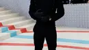Jackson Wang tampil super keren dengan outfit serba-hitam di Met Gala 2023. Ia memakai jas model militer dari Louis Vuitton dilengkapi dengan kacamata dan gloves kulit hitam.  [Foto: IG/themetgalaofficial].