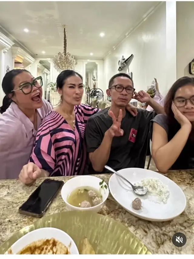 Iis Dahlia buka puasa bersama Gautam Nain dan teman artis (Foto: IG isdadahlia)