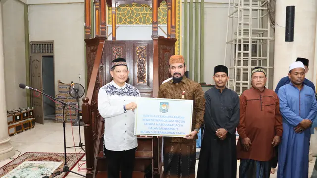 Awali Kunjungan, Kasatgas Tito Salat Subuh Bersama Warga dan Serahkan Bantuan di Aceh Timur