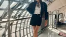 Airport look yang chic ala Mikha Tambayong. Ia mengenakan kaus putih ditumpuknya dengan cropped jacket hitam, dan celana pendek hitam, serta topi dan sneakers yang juga sama-sama berwarna hitam. [Foto: Instagram/miktambayong]