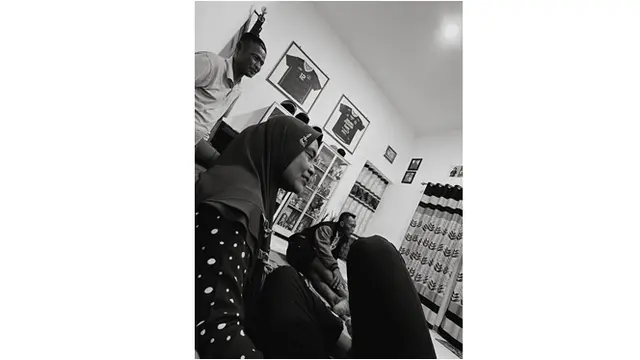 Potret Pratama Arhan Pulang Kampung, Beri Hadiah Spesial ke Ayah Azizah Salsha