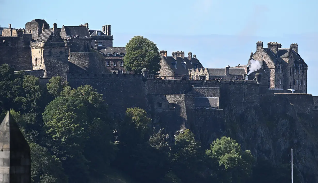 Resimen Artileri Kerajaan ke-105 menembakkan meriam untuk menandari proklamasi Raja Charles III di Kastil Edinburgh, Edinburgh, Skotlandia, Sabtu (10/9/2022). Terakhir kali acara proklamasi digelar untuk Ratu Elizabeth II pada tahun 1952 waktu usianya masih 25 tahun. (Oli SCARFF/AFP)