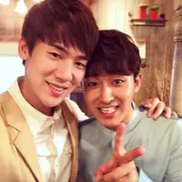 Dua tahun setelah penampilan Son Ho Joon dan Yoo Yeon Seok di 'Reply 1994', mereka dipertemukan kembali dalam drama 'Warm and Cozy'. Foto: Instagram