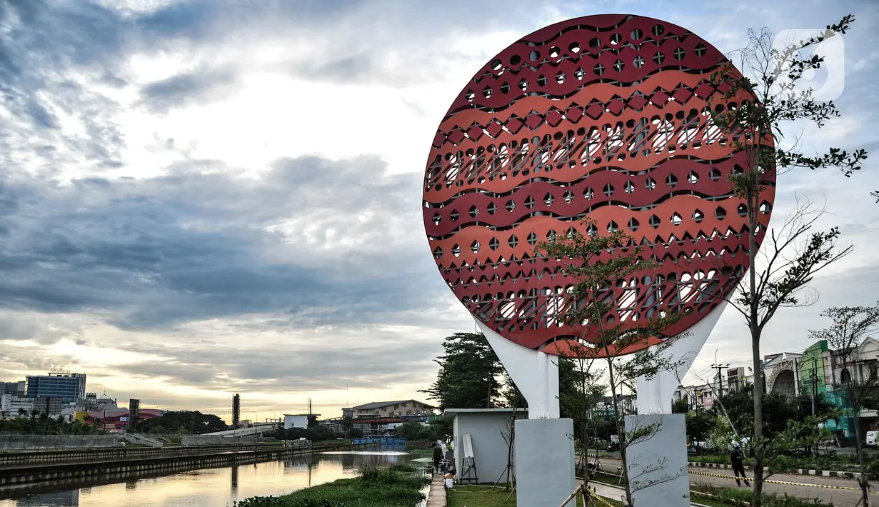 Suasana taman Tarum Bhagasasi, Kalimalang, Bekasi, Jawa Barat, Senin (14/2/2022).  Taman ini dilengkapi fasilitas jogging track, serta dihiasi tugu bertuliskan Tarum Bhagasasi berdiri tegak menjadi ikon taman. (merdeka.com/Iqbal S. Nugroho)