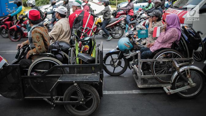 Penyandang disabilitas dengan menggunakan kendaraan yang dimodifikasi khusus mengikuti pawai budaya di kawasan MH Thamrin, Jakarta, Selasa (27/8/2019). Kegiatan bertema 