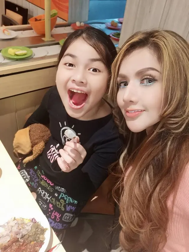 Jarang Terekspos, Ini 6 Potret Barbie Kumalasari dengan Anaknya