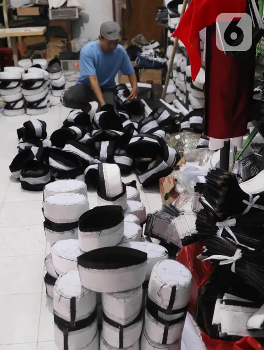 Pengrajin songkok (peci) sedang mengerjakan pesanan berbagai jenis peci di  Pasar Kemis, Kabupaten Tangerang, Banten, Minggu (18/4/2021). Para perajin mampu memproduksi peci sekitar 160 hingga 200 buah perhari. (Liputan6.com/Angga Yuniar)