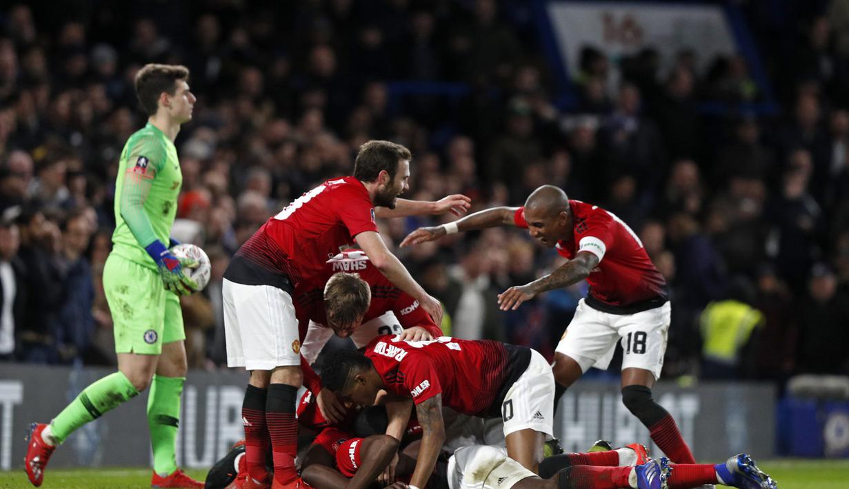 Selebrasi gol pemain Man United usai Paul Pogba mencetak gol pertama pada babak kelima FA Cup yang berlangsung di stadion Stamford Bridge, London, Selasa (19/2). Man United menang 2-0 atas Chelsea. (AFP/Adrian Dennis)