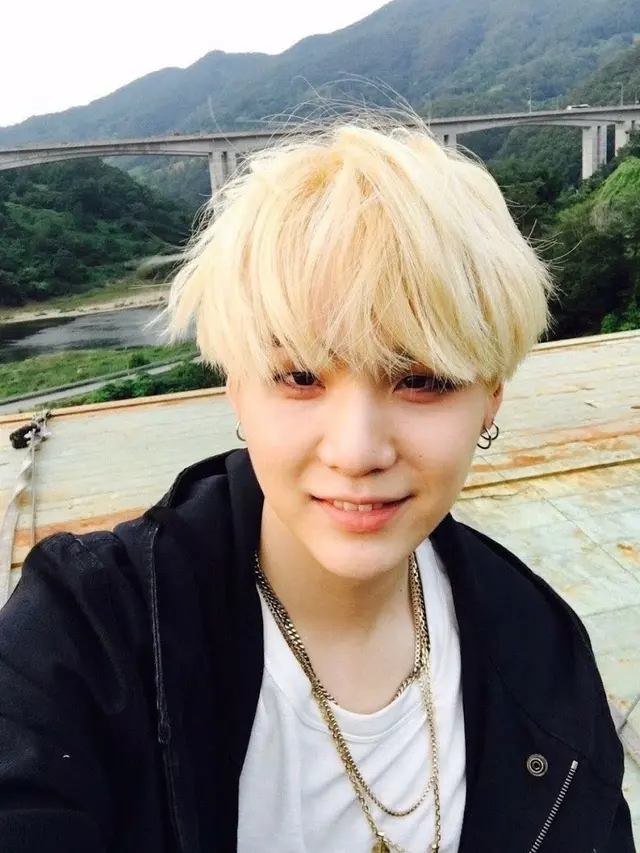 Selebritis Tampak Fresh dengan Rambut Blonde