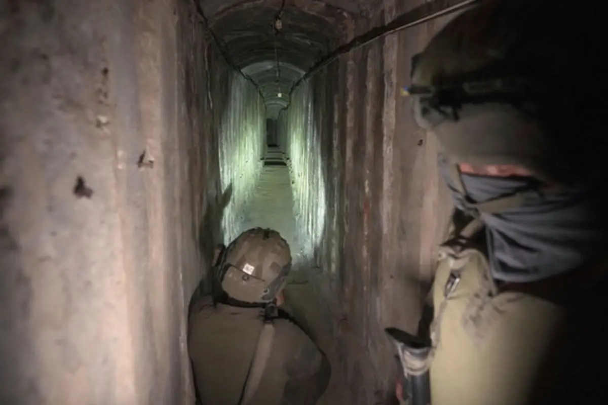 Tentara Israel di terowongan bawah tanah di bawah sebuah rumah sakit di Kota Gaza pada bulan November. (AP)