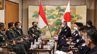 KSAD Jenderal TNI Dudung Abdurachman melakukan kunjungan ke Markas Angkatan Darat Jepang di Ichigaya, Tokyo. Dia diterima langsung oleh KSAD Jepang Jenderal Yoshida Yoshihide. (Foto: Istimewa)