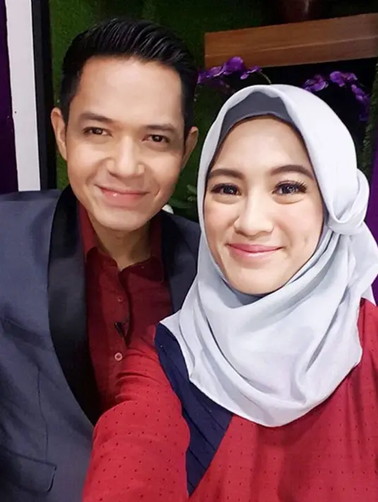 "Alhamduliilah. Terima kasih untuk Infotainment Awards yang sudah memberikan apresiasi untuk para ayah, Terima kasih buat istri saya, Alyssa Subandono dan anak saya, Rendra," ucap Dude Harlino usai menerima penghargaan. (Instagram/dude2harlino)