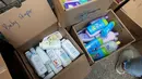 Beberapa produk kebersihan diatur dalam kotak saat penggalangan dana di Dallas Utara, Selasa (29/8). Dalam situsnya, Charity Navigator membagi jenis donasi untuk mempermudah donatur, seperti layanan kesehatan dan penyelamatan hewan. (Tony Gutierrez/AP)