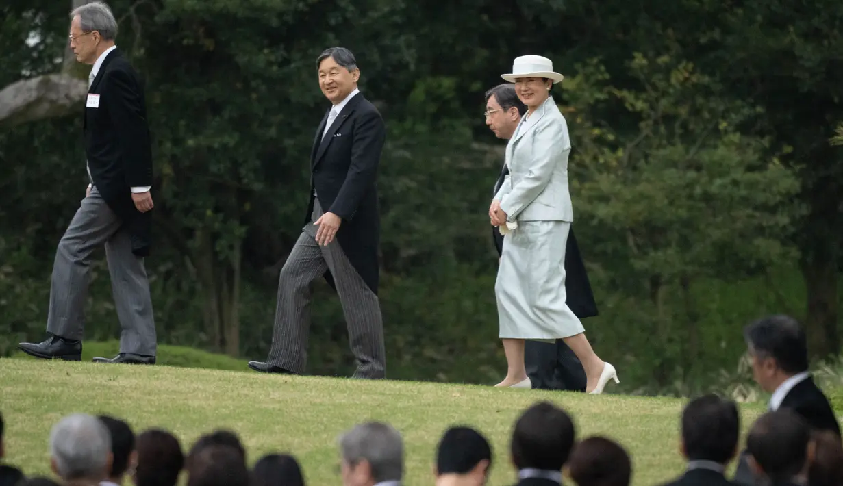 Kaisar Jepang Naruhito (kedua dari kiri) dan Permaisuri Masako (kanan) tersenyum kepada para tamu yang menghadiri pesta taman musim semi di taman kekaisaran Istana Akasaka di Tokyo pada tanggal 23 April 2024. (Yuichi YAMAZAKI/POOL/AFP)