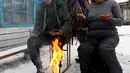 Seorang dukun melakukan ritual bersama dua pelanggan untuk mengusir roh-roh jahat di kediamannya di Kota Kyzyl, Tuva, Siberia, Rusia, (3 /11). (REUTERS/Ilya Naymushin)