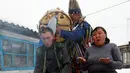 Seorang dukun melakukan ritual bersama dua pelanggan untuk mengusir roh-roh jahat di kediamannya di Kota Kyzyl, Tuva, Siberia, Rusia, (3 /11). (REUTERS/Ilya Naymushin)